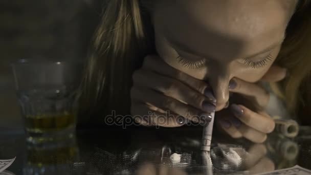 Gros plan de la femme inhalant de la cocaïne et s'évanouissant 