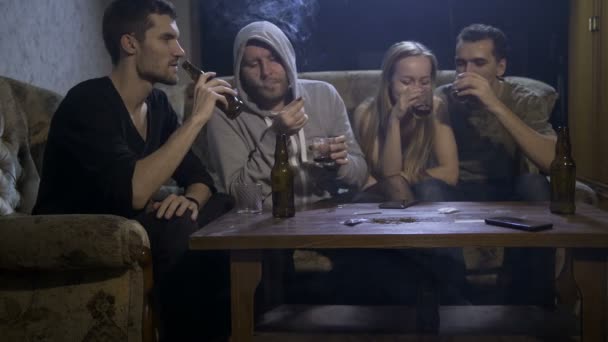 Mensen misbruik van alcohol en roken van marihuana — Stockvideo