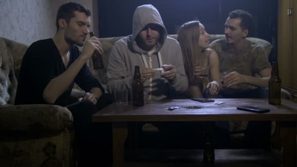 Jóvenes alcohólicos emborrachándose y drogándose en casa — Vídeos de Stock