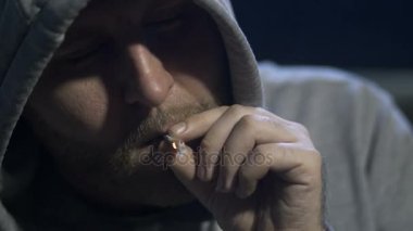 Yakın çekim erkek portre Duman Esrar sigara