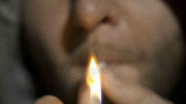 Adam sigara esrar ortak aşırı yakın çekim