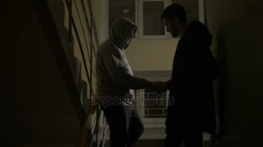 Merdiven üzerinde bağımlısı için uyuşturucu satıcısı uyuşturucu satmak