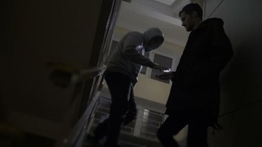 Uyuşturucu bağımlısı uyuşturucu satıcısı merdiven üzerinde gelen alırken