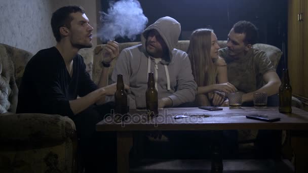 Groupe de toxicomanes passant la cigarette de marijuana — Video