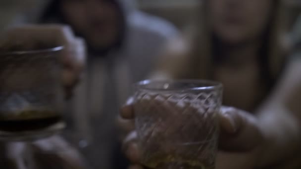 Крупный план друзей-алкоголиков, пьющих тосты дома — стоковое видео