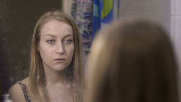 Kobiece addict przy użyciu wdychać rozpylonej cieczy w pobliżu lustra — Wideo stockowe