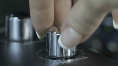 Gümüş ses arabirimi topuzu dönüm parmaklar