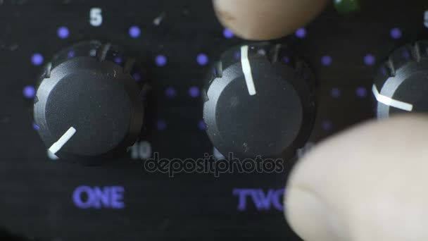 Doigts masculins tournant bouton amplificateur casque 