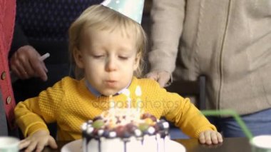 Yürümeye başlayan çocuk mumlar doğum gününde evde darbeler.