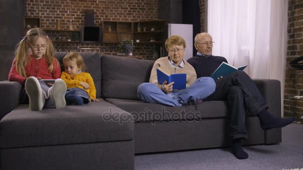 Le fossé entre les générations dans une famille — Video