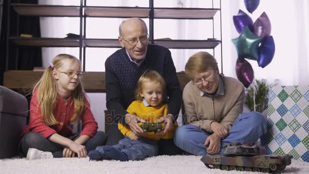 Lachende jongen genieten van zijn verjaardagscadeau — Stockvideo