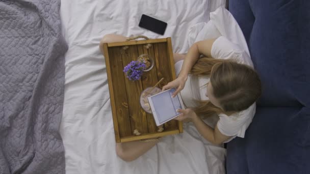 Kahvaltı ve touchpad kullanarak üstten görünüm kadın — Stok video