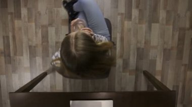 İçme güler yüzlü kadın ofisi iplik sandalye