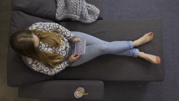 Вид зверху письменниця працює на дивані вдома — стокове відео