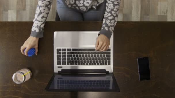 Mani vista dall'alto sul computer portatile con palla antistress — Video Stock