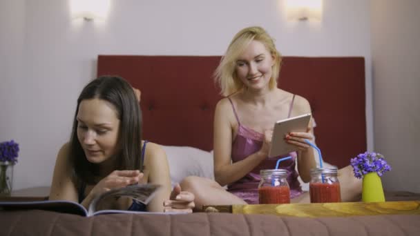 Allegre amiche che si divertono a letto a casa — Video Stock