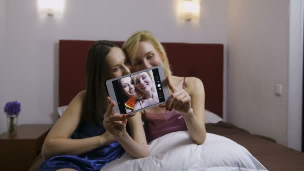 Giovani donne essere sciocco fare selfie su tablet — Video Stock