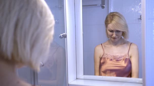 Reflet de femme triste pleurant près du miroir — Video