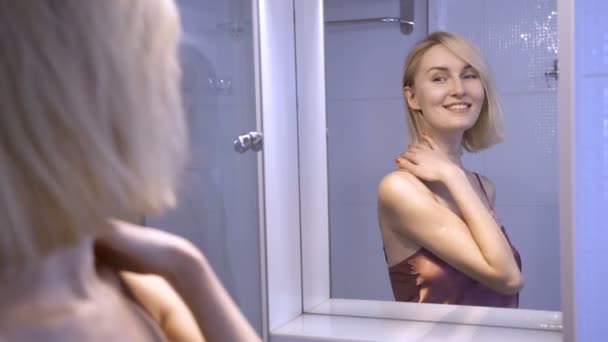 Confident vain woman admiring herself in mirror — Stock Video