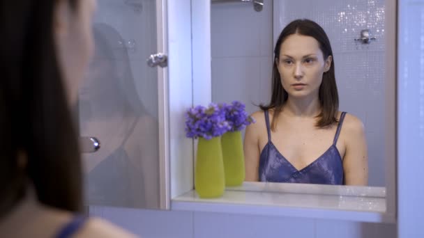 Reflejo de mujer bonita infeliz en el espejo — Vídeo de stock