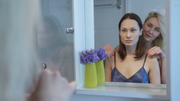 Weerspiegeling van twee mooie vriendinnen in spiegel — Stockvideo
