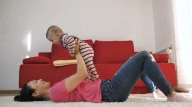 Ev onu kaldırma bebek oğlu ile oynarken annesi