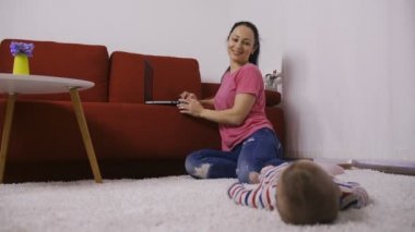 Dizüstü bilgisayarda yazma ve gönderme anne bebeği öper