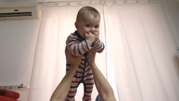 Matky náručí drží a zvedání dítěte ve vzduchu — Stock video