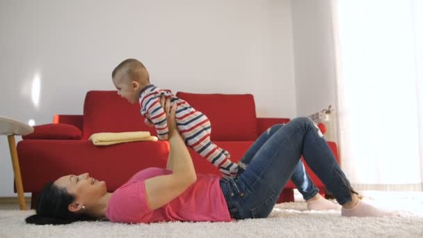 Mother having fun with her baby son at home — Stock Video