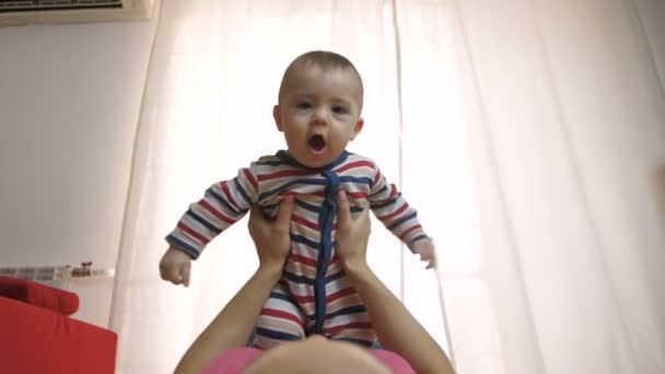 Glücklich lachendes Baby in den Händen der Mutter — Stockvideo