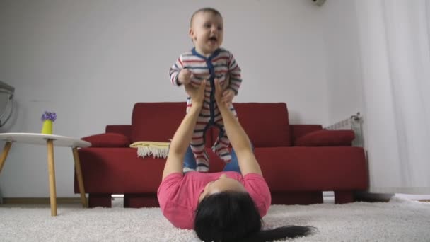 Счастливый мальчик наслаждается с мамой дома — стоковое видео