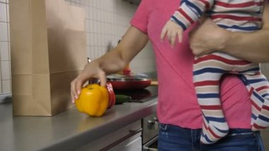 Anneler midsection bebek boşaltma yiyecek ile