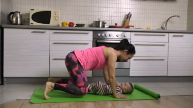 Uygun erkek bebek evde birlikte yoga yaparken
