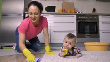 Mutlu anne ve ev hanımı SCUBBING katta diz