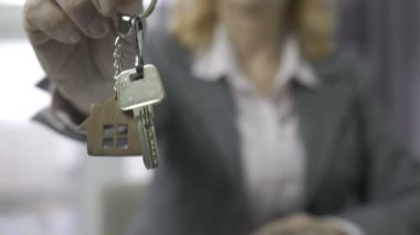 Evin anahtarları gösterilen üst düzey emlakçı midsection