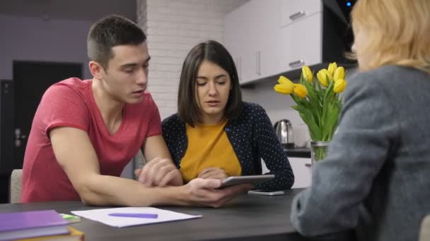 Couple regardant la disposition de la maison sur tablette pc — Video