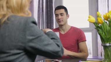Genç erkek aday bir iş başvurusu