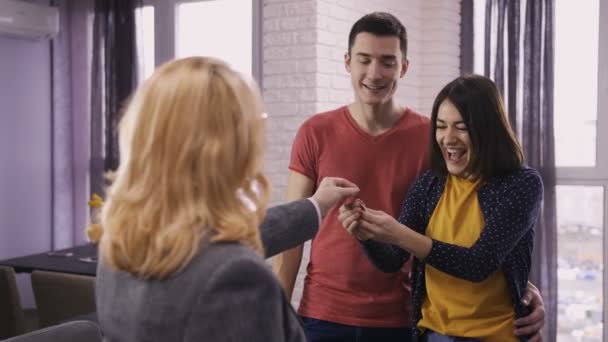 Jeune couple heureux obtenir les clés du nouvel appartement — Video