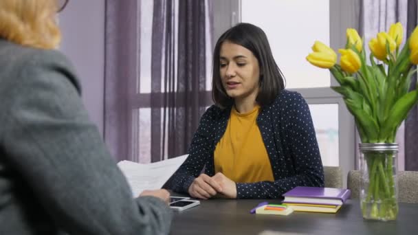 Mladá žena rozhovor pro práci v kanceláři — Stock video
