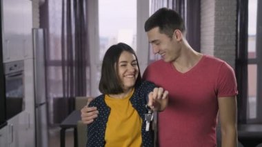 Genç gösteren yeni ev anahtarları için kamera çift.