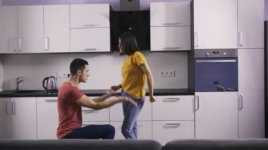 Tatlı çift mutfakta dans aptallık