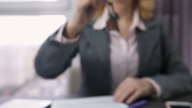 Kamera ev anahtarları gösterilen resmi elbiseli kadın