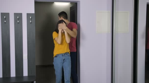 Чоловік приносить дружину в свій новий будинок — стокове відео
