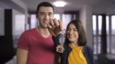Yeni ev için tuşu tutmakta mutlu gençler