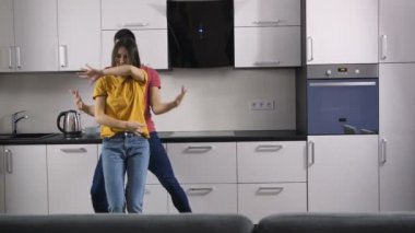 Gençler evde müzik dans