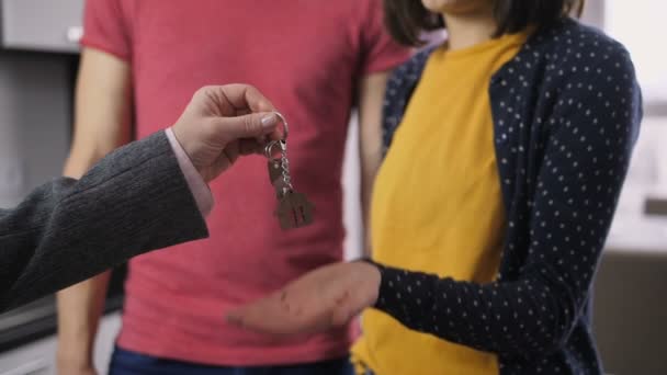 Realtors hand placing keys in females palm — Stock Video