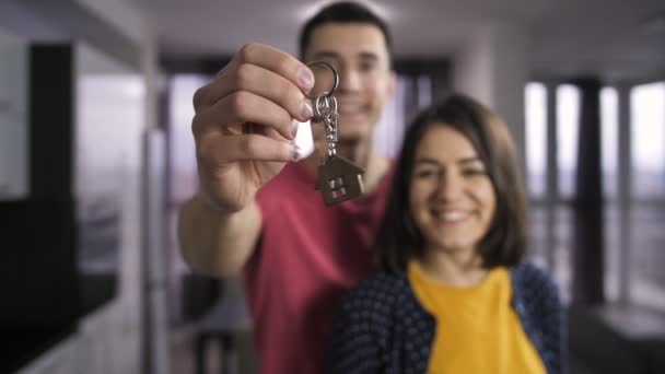 Mann und Frau im Besitz von Schlüsseln für neues Zuhause — Stockvideo