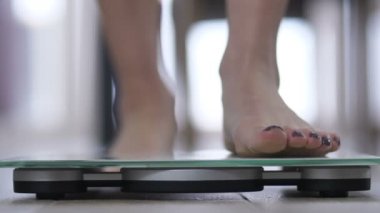 Kadının feets ayakta vücut ağırlığı üzerinde ölçekler
