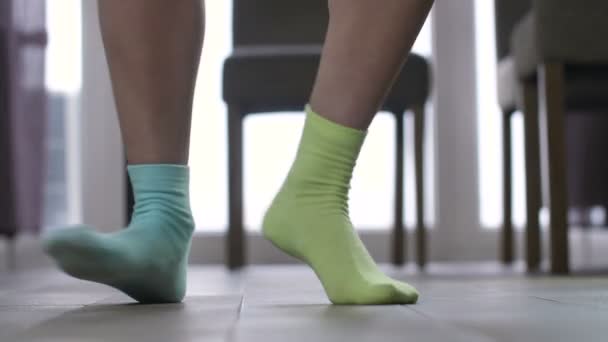 Frauenfüße tanzen in unpassenden Socken — Stockvideo