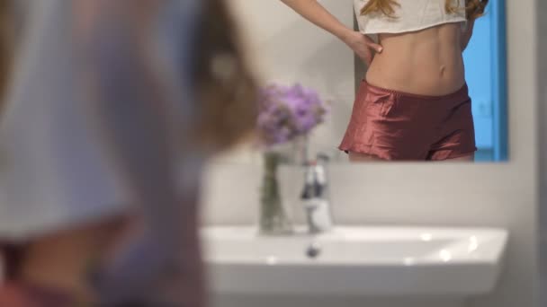 Zdenerwowana kobieta znalezienie wad ciała w pobliżu lustra — Wideo stockowe